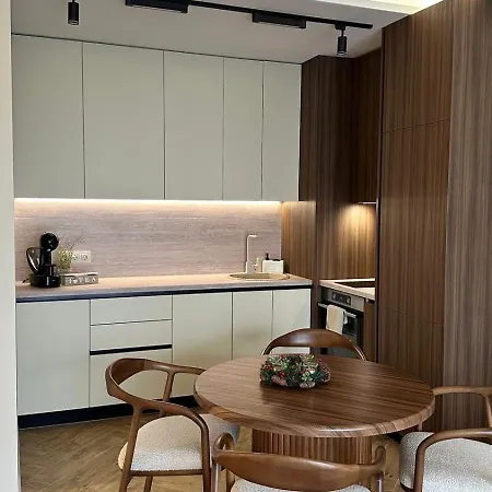 Apartment High End Elegant Living & Free Parking *
