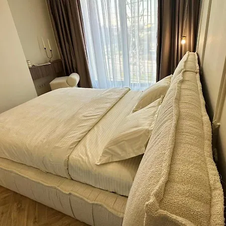 High End Elegant Living & Free Parking Apartment *