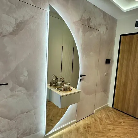 High End Elegant Living & Free Parking Apartment *