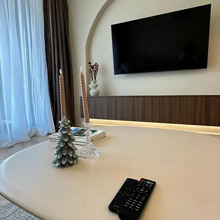 High End Elegant Living & Free Parking Apartment *